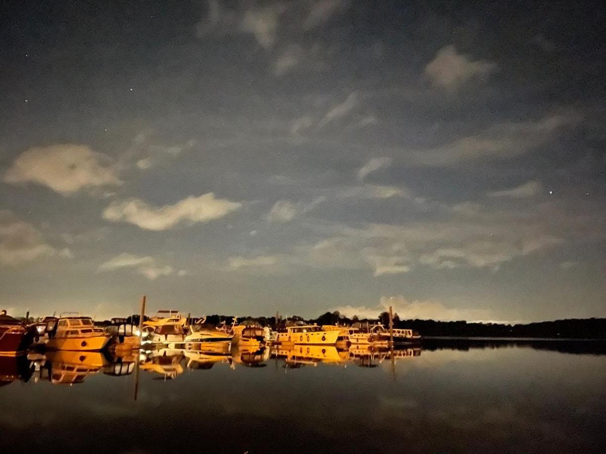 Hausboot Leukermeer Well เวลล์ ภายนอก รูปภาพ